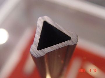 良い価格 注文の機械特別な鋼管の継ぎ目が無い三角形の鋼鉄管ST35 ST37 ST44 オンライン